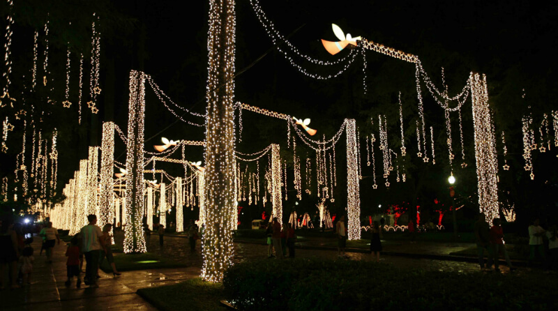 Imagem da Praça da Liberdade decorada com luzes amarelas, formando um caminho.