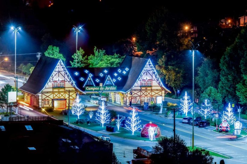 Imagem da cidade de Campos de Jordão decorada com muitas luzes azuis e amarelas.