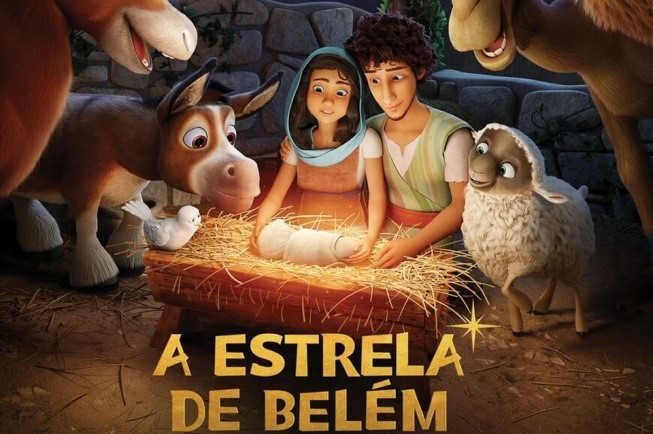 Imagem de um estábulo com animais à volta. Maria e José olhando para um bebê, que representa Jesus.