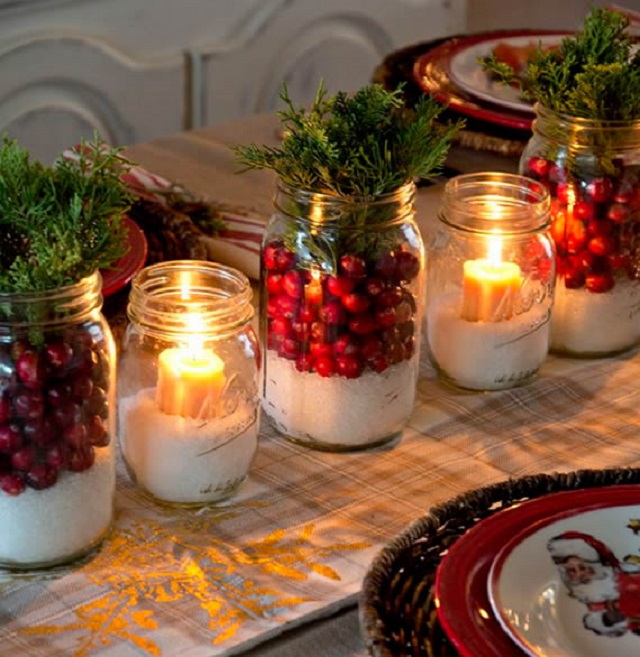 imagem de garrafas de vidro com decorações de natal em cima de uma mesa posta. 
